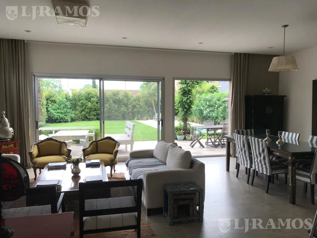 EXCELENTE CASA EN VENTA EN BARRIO SEMICERRADO DE 5 CASAS - SANTA RITA - LOMAS DE SAN ISIDRO foto 2