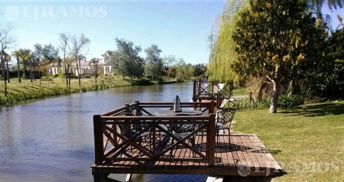 Casa al agua con 6 dormitorios, en venta en Barrancas del Lago foto 4