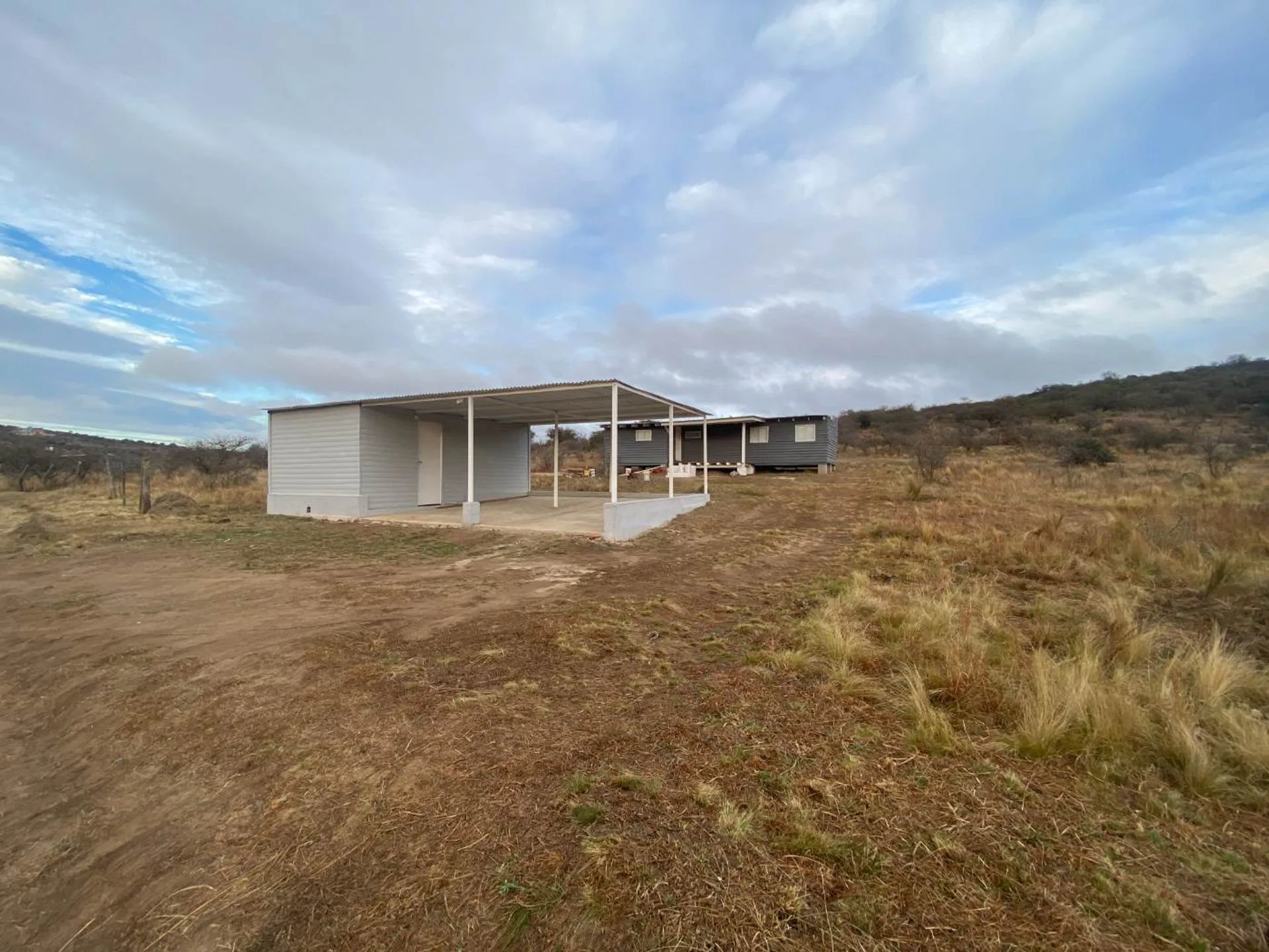 VENTA CASA 2 DORM CON COCHERA FINANCIADO LA FALDA foto 4