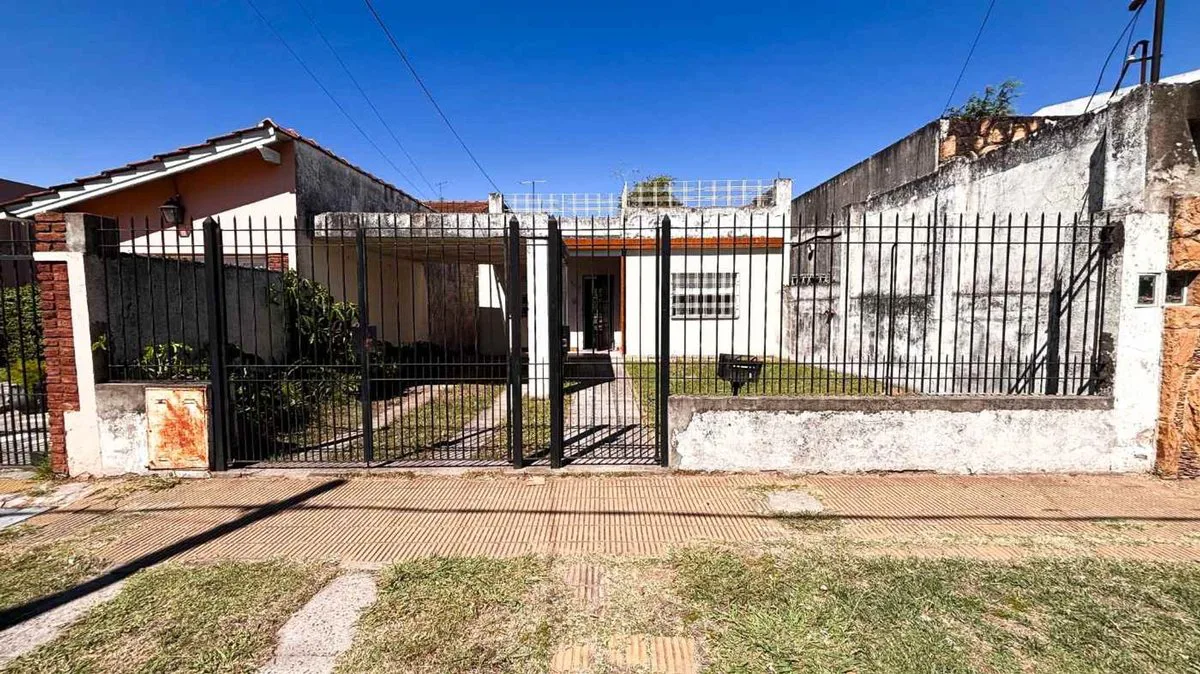 VENTA-CASA 3 AMB CON COCHERA Y PILETA-SAN JUSTO foto 2