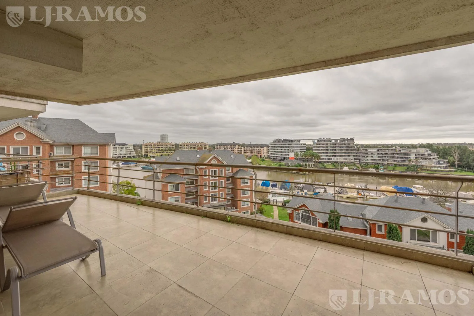 3 AMB - 2 SUITES - CON COCHERA - EN VENTA EN MIRADORES DE BAHÍA foto 3