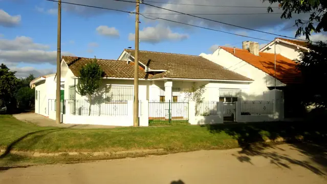 EXCELENTE CHALET DE 4 AMB. + DEPARTAMENTO DE 2 AMB. CON ENTRADA INDEPENDIENTE.