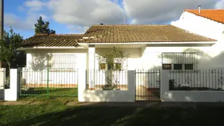 EXCELENTE CHALET DE 4 AMB. + DEPARTAMENTO DE 2 AMB. CON ENTRADA INDEPENDIENTE. foto 2
