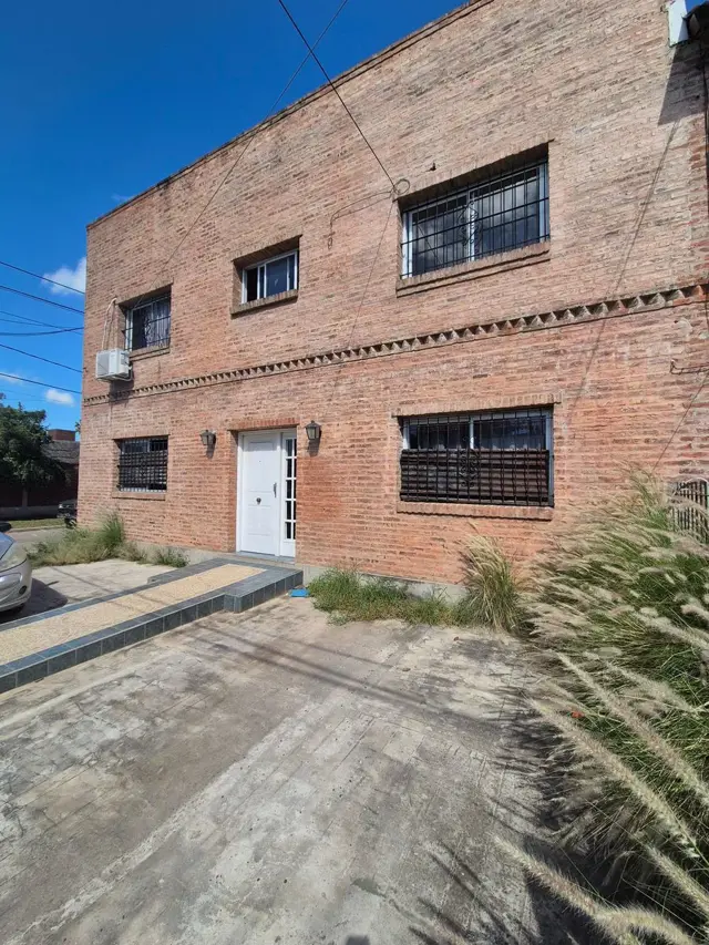 VENTA DEPARTAMENTO DE UN DORMITORIO CON PATIO Ubicado en planta baja, super luminoso, proximo al centro de la ciudad, sin gastos fijos de expensas