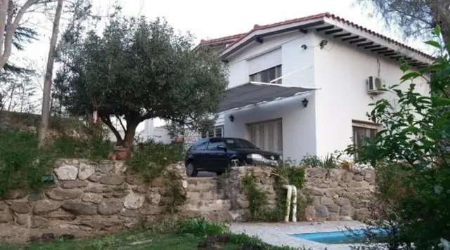 HERMOSA CASA EN VILLA DEL LAGO DE CUATRO DORMITORIOS, TRES BAÑOS ,PILETA , GRAN PARQUE