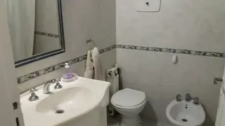 HERMOSA CASA EN VILLA DEL LAGO DE CUATRO DORMITORIOS, TRES BAÑOS ,PILETA , GRAN PARQUE foto 2