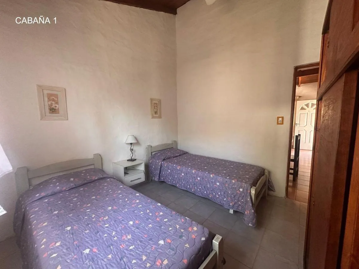 Complejo de 2 cabañas de 3Amb con jardín y cochera foto 4