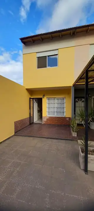 DUPLEX 3 AMBIENTES CON COCHERA Y PATIO. EN EXCELENTE ESTADO, SOBRE ILLIA. foto 5