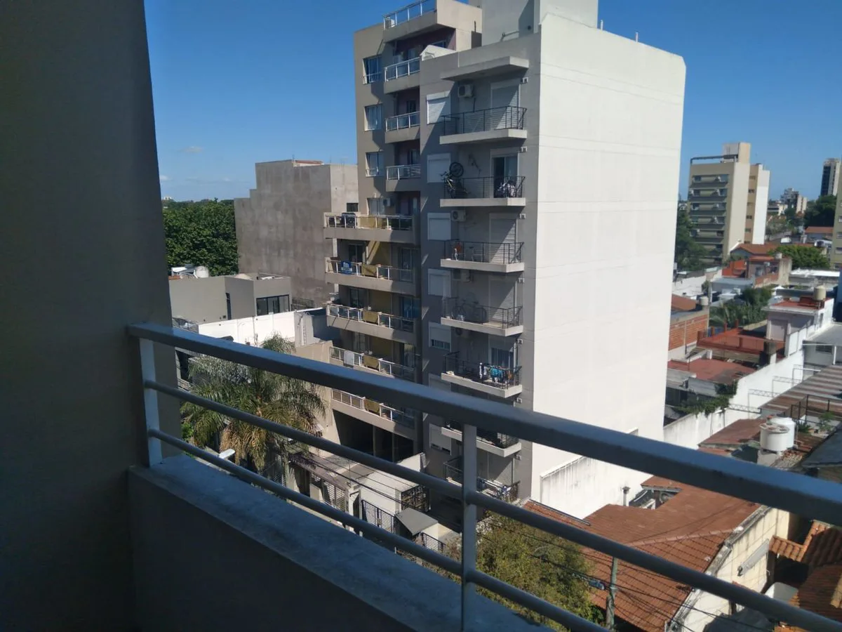 MONOAMBIENTE CON COCHERA Y BALCON EN CASEROS foto 5