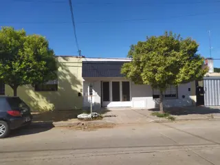 Casa con dpto en el fondo. Junín. foto 1