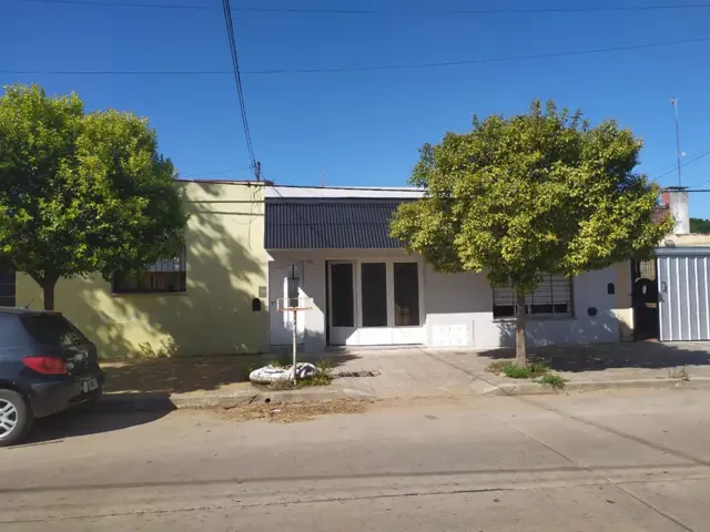 Casa con dpto en el fondo. Junín.