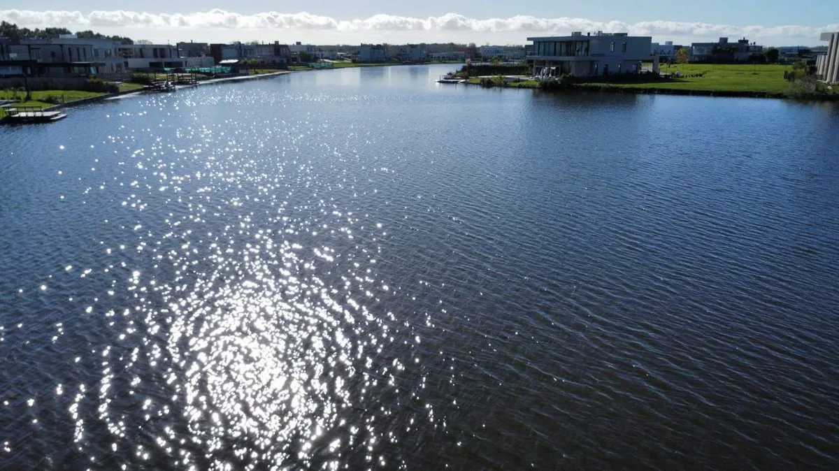 VENTA TERRENO CON BAJADA AL LAGO EN BARRIO PRIVADO foto 3