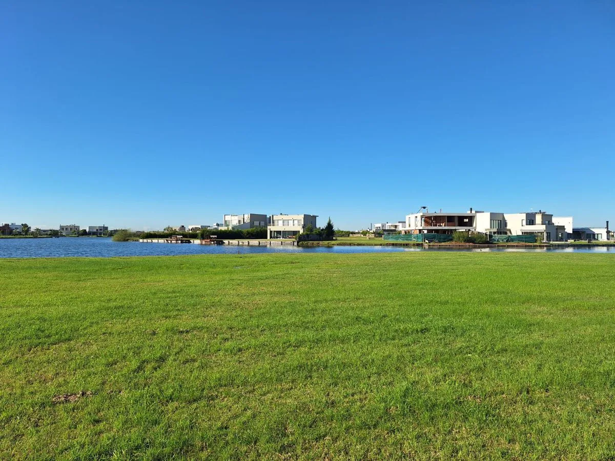 VENTA TERRENO CON BAJADA AL LAGO EN BARRIO PRIVADO foto 4