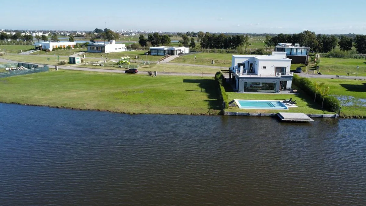 VENTA TERRENO CON BAJADA AL LAGO EN BARRIO PRIVADO foto 5