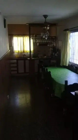EXCELENTE PROPIEDAD DE CUATRO AMBIENTES CON GARAGE PATIO Y FONDO LIBRE foto 1