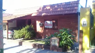 EXCELENTE PROPIEDAD DE CUATRO AMBIENTES CON GARAGE PATIO Y FONDO LIBRE foto 4