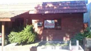 EXCELENTE PROPIEDAD DE CUATRO AMBIENTES CON GARAGE PATIO Y FONDO LIBRE foto 5