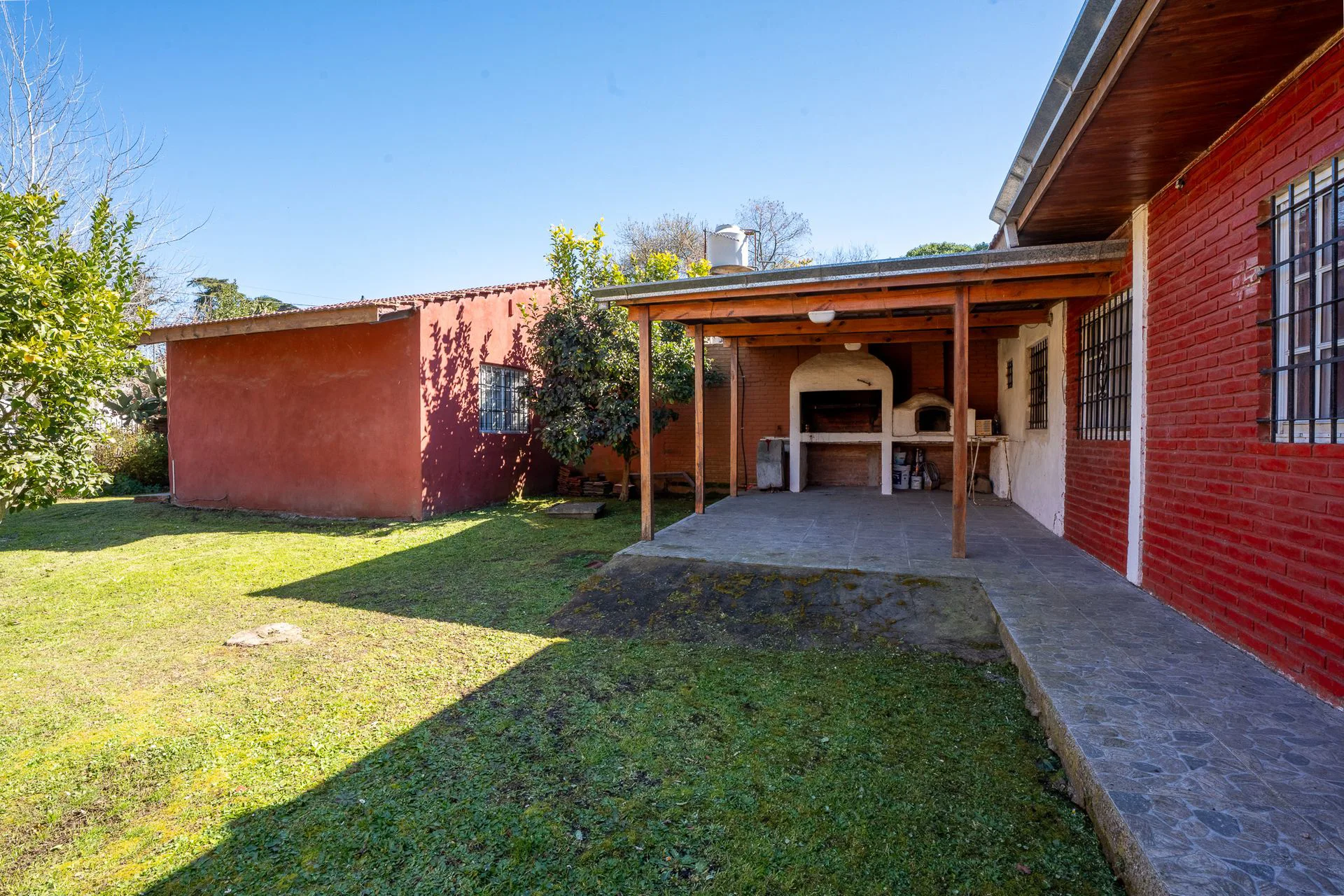 VENTA CASA CON PARQUE LAS DALIAS foto 3