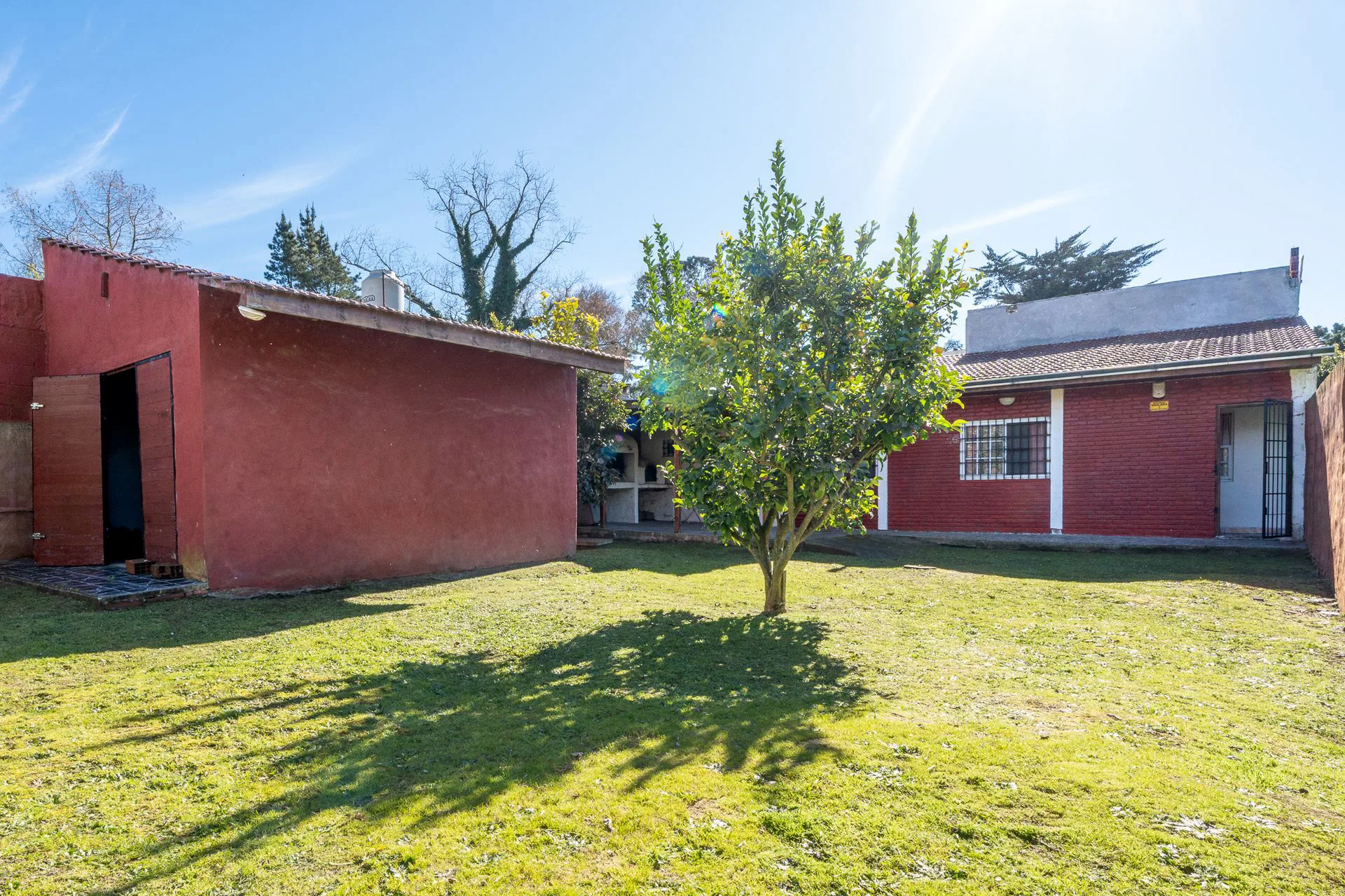 VENTA CASA CON PARQUE LAS DALIAS foto 4