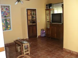 Venta de casa 6 ambientes, sobre lote propio. foto 1