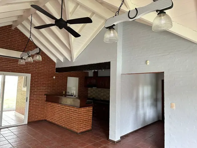 Venta de casa en Echeverría del lago de 4 amb, con piscina- Canning