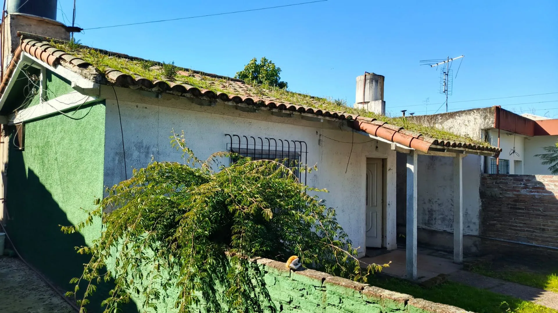 CASA MAS DEPTO. A REFACIONAR EN VENTA , CASTELAR foto 2