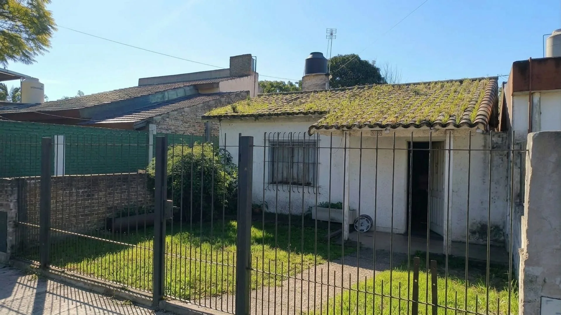 CASA MAS DEPTO. A REFACIONAR EN VENTA , CASTELAR foto 3