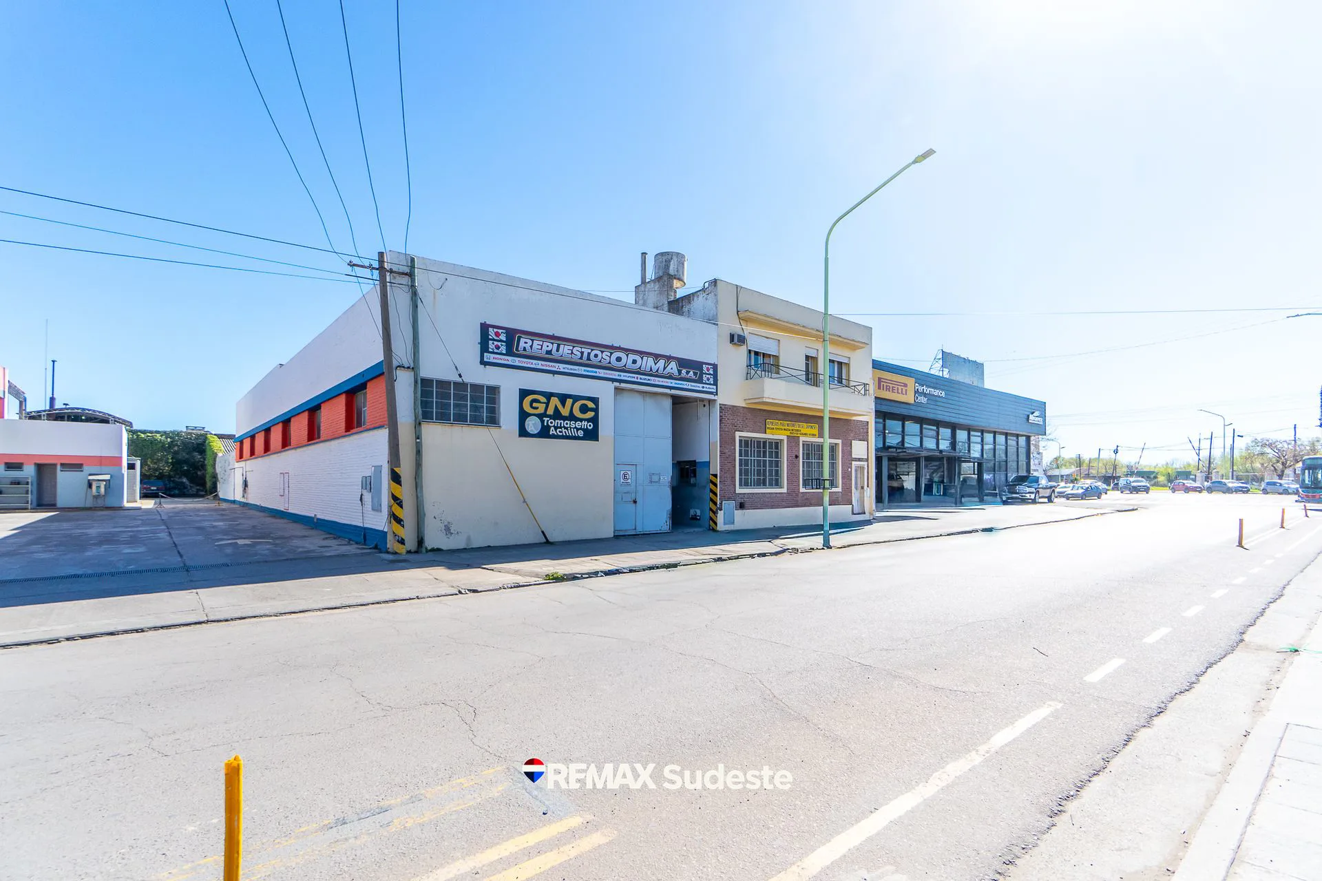 Venta Inmueble comercial con taller y departamento foto 2