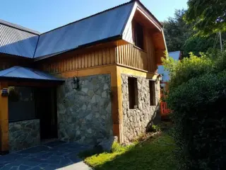 VENTA casa 3 dormitorios en San Martín de los Andes centro. foto 1