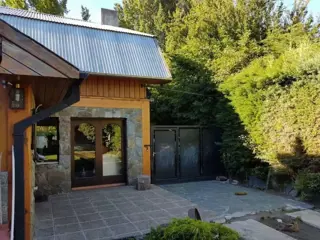 VENTA casa 3 dormitorios en San Martín de los Andes centro. foto 2