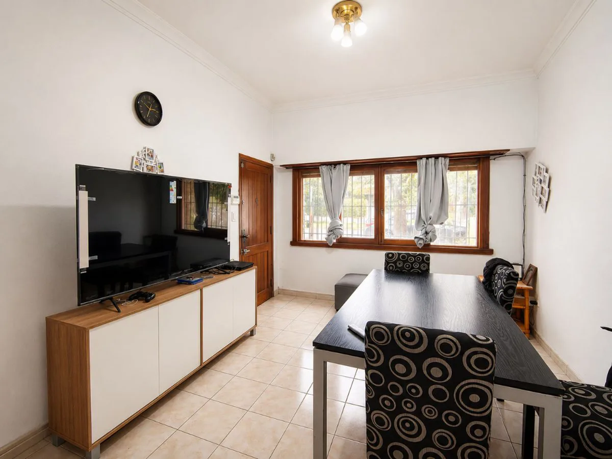 CASA EN VENTA 3 AMB, QUINCHO Y GARAGE DOBLE foto 2