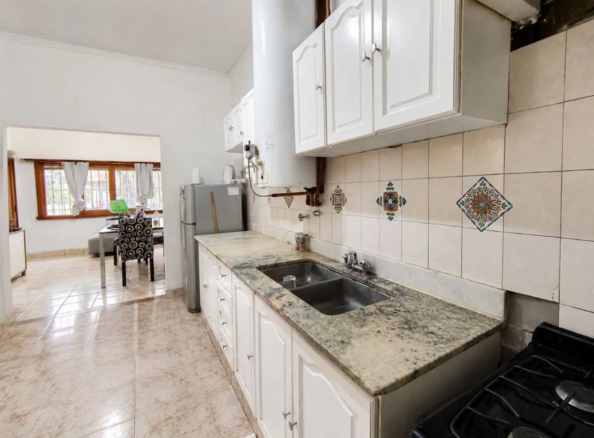 CASA EN VENTA 3 AMB, QUINCHO Y GARAGE DOBLE foto 3