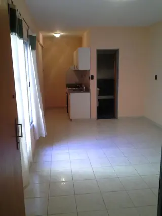 Dpto. de 2 amb., primer piso por escalera, a tres cuadras delaestación.Muy buen estado. foto 1