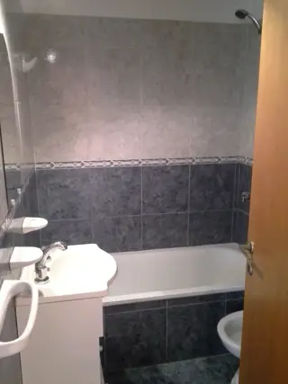 Dpto. de 2 amb., primer piso por escalera, a tres cuadras delaestación.Muy buen estado. foto 3