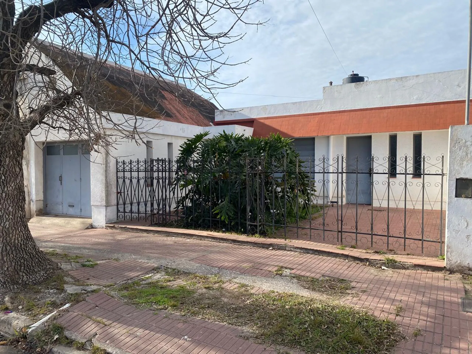 SE VENDE CASA TRES DORMITORIOS -  ZONA TRIBUNALES foto 2