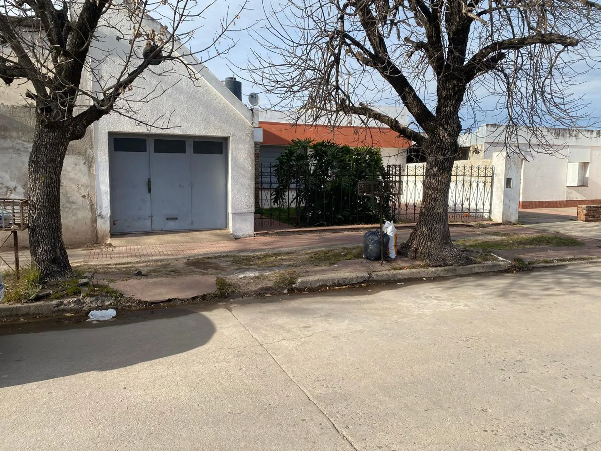 SE VENDE CASA TRES DORMITORIOS -  ZONA TRIBUNALES foto 3