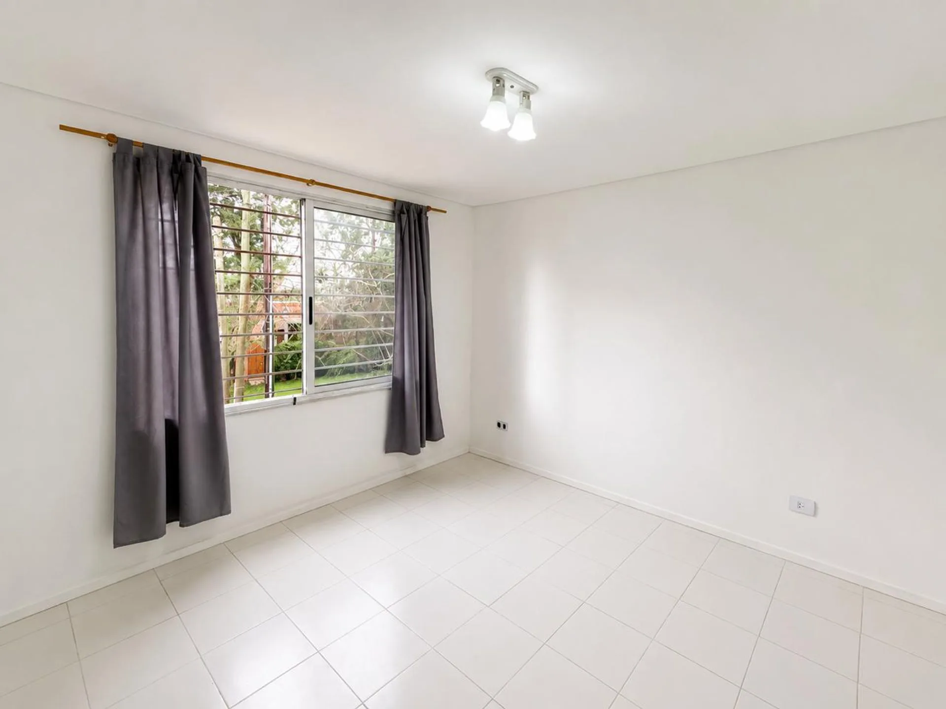 Venta de casa en Pilar Triplex 3 dormitorios foto 3