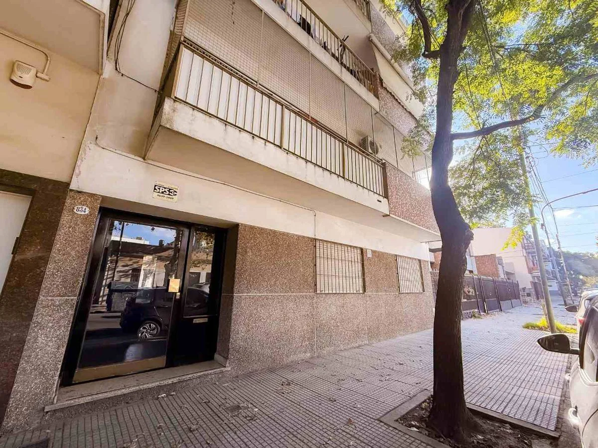 Venta depto dos ambientes con patio en Versalles foto 2