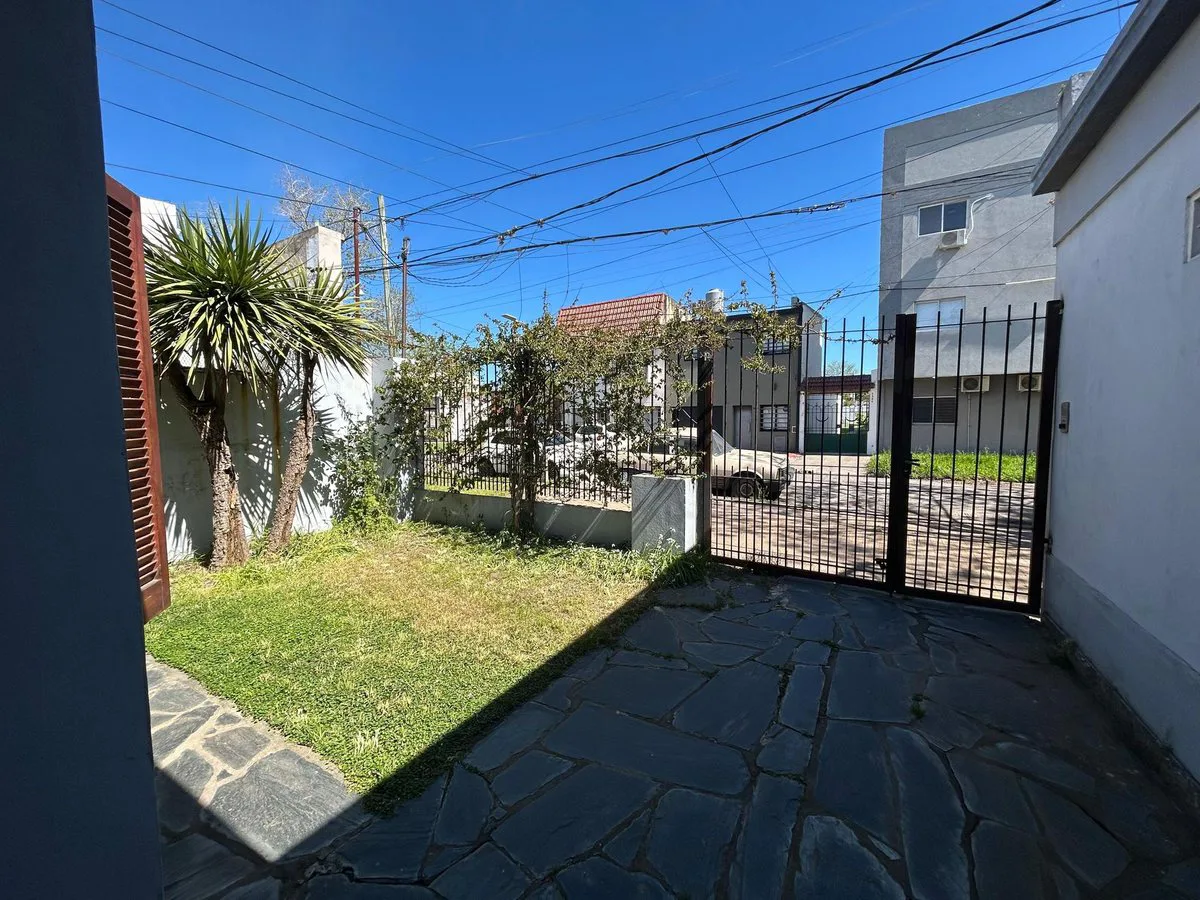 CASA 3 DORMITORIOS EN VENTA LOS HORNOS APTA BANCO foto 2