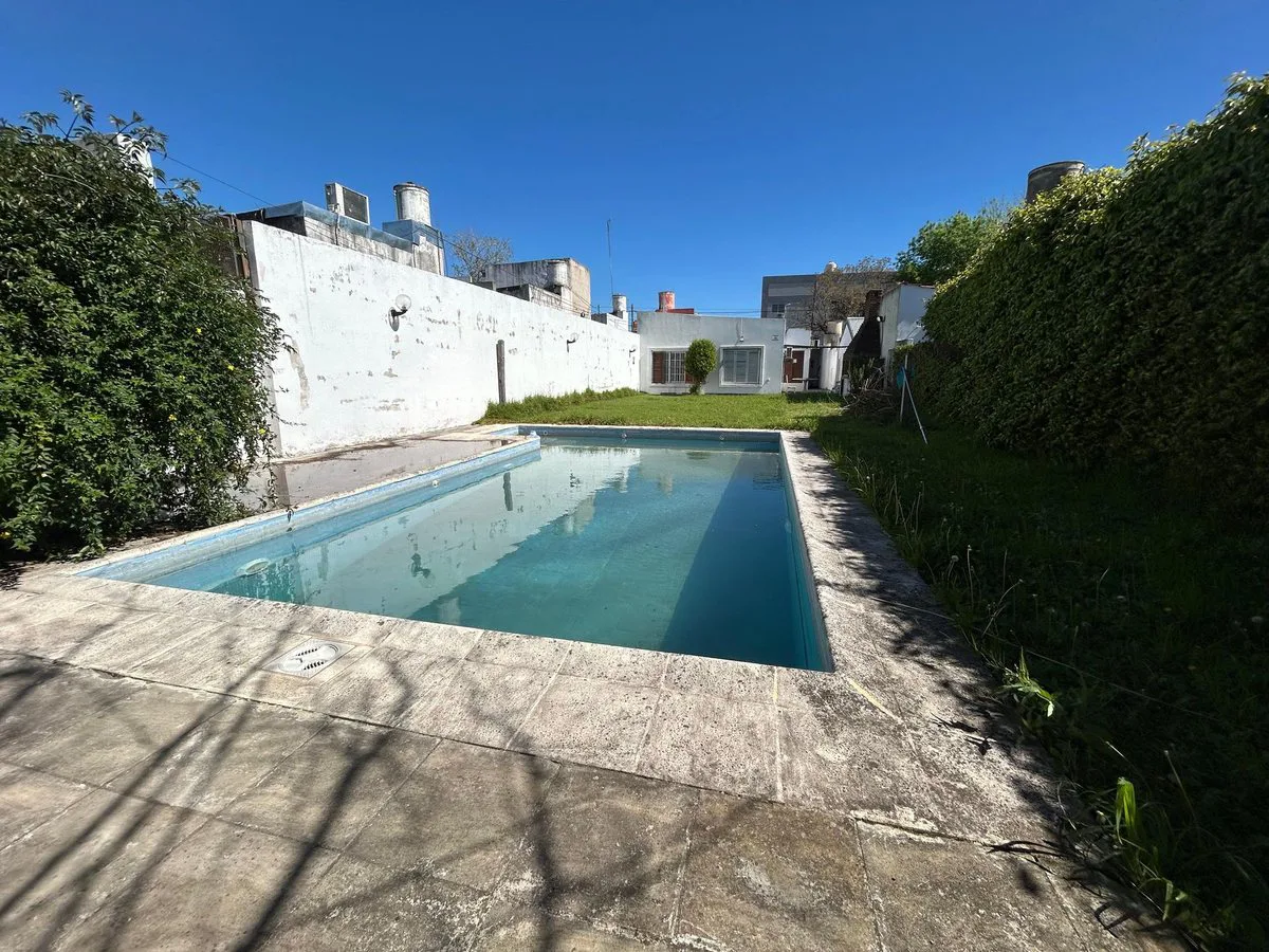 CASA 3 DORMITORIOS EN VENTA LOS HORNOS APTA BANCO foto 3