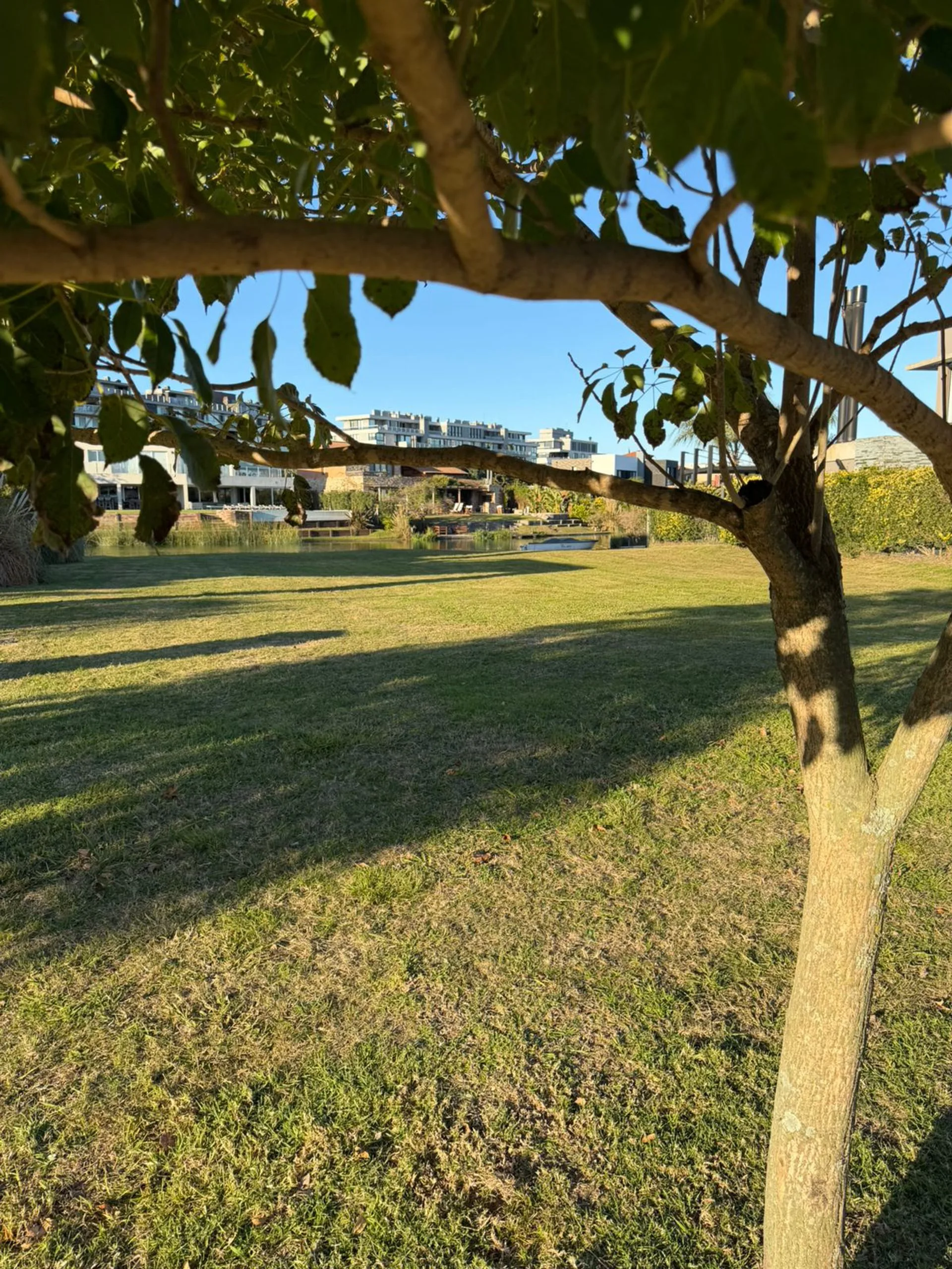 LOTE PREMIUM A LA LAGUNA EN ESQUINA-NUEVO QUILMES foto 3
