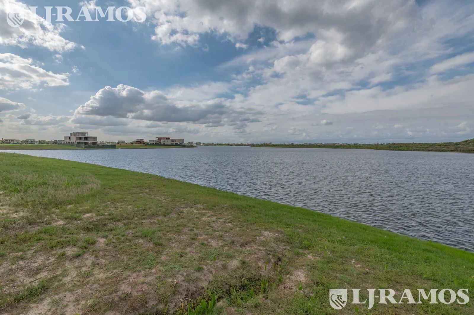 ESPECTACULAR LOTE A LA  LAGUNA  en venta en Los Puentes - Nordelta foto 2