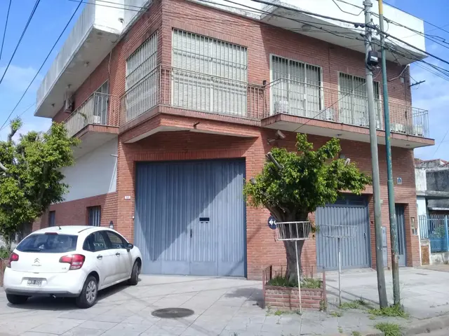 GALPON DOBLE de 250 m2 EN ESQUINA CON DEPARTAMENTOS PLANTA ALTA