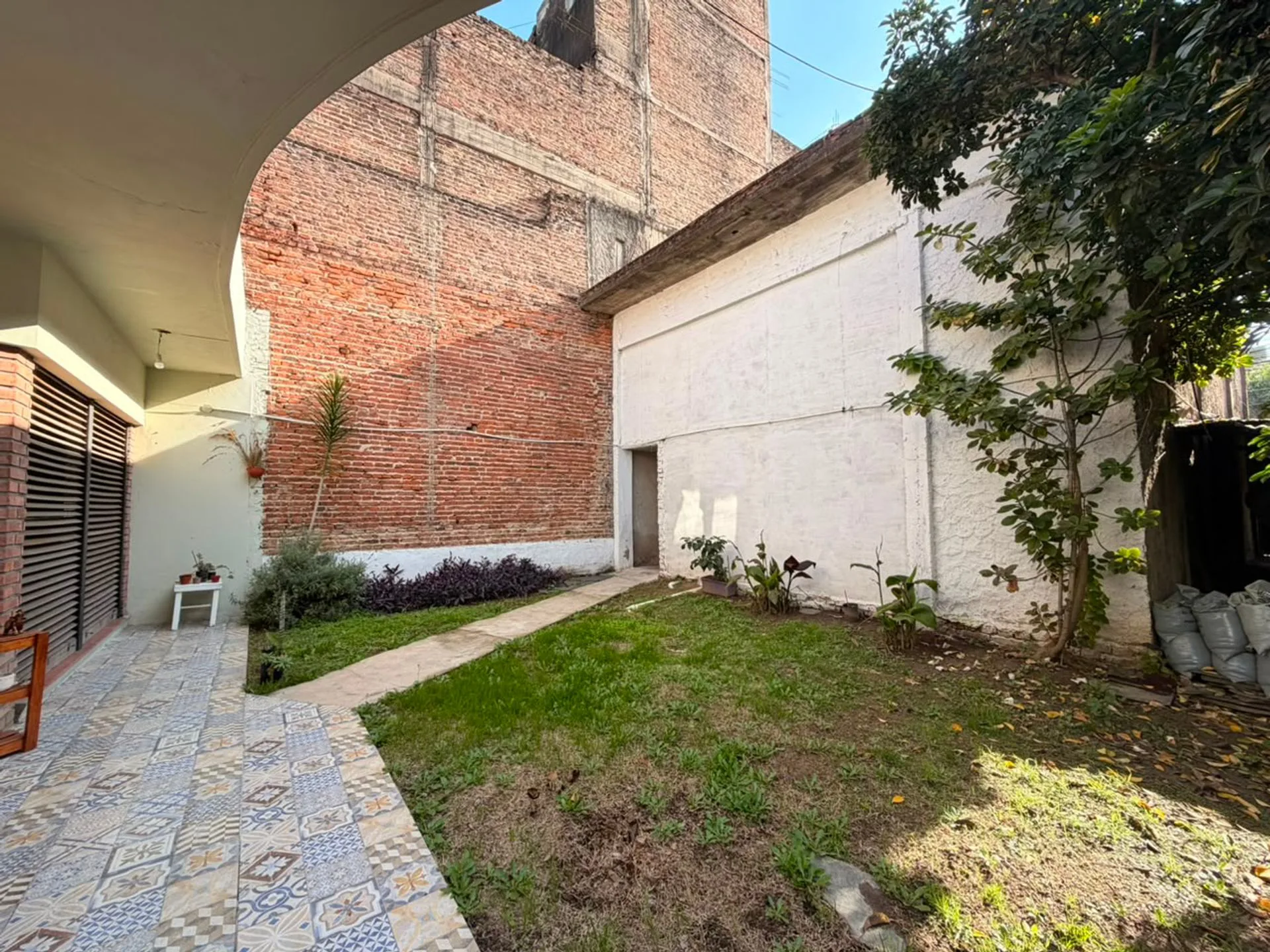 VENTA LOCAL + CASA AL FONDO VIRREYES foto 3
