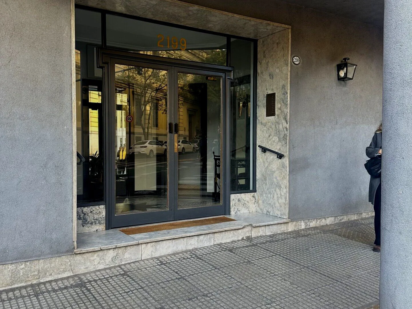 VENTA RECOLETA AL FRENTE PISO ALTO SOL Y LUZ A PLENO 3 AMBIENTES DEPENDENCIAS 2 BAÑOS foto 3