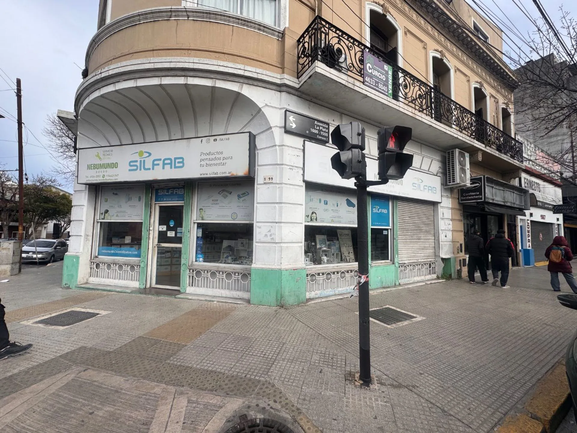 VENTA LOCAL EN ESQUINA SOBRE AV. LA PLATA foto 2