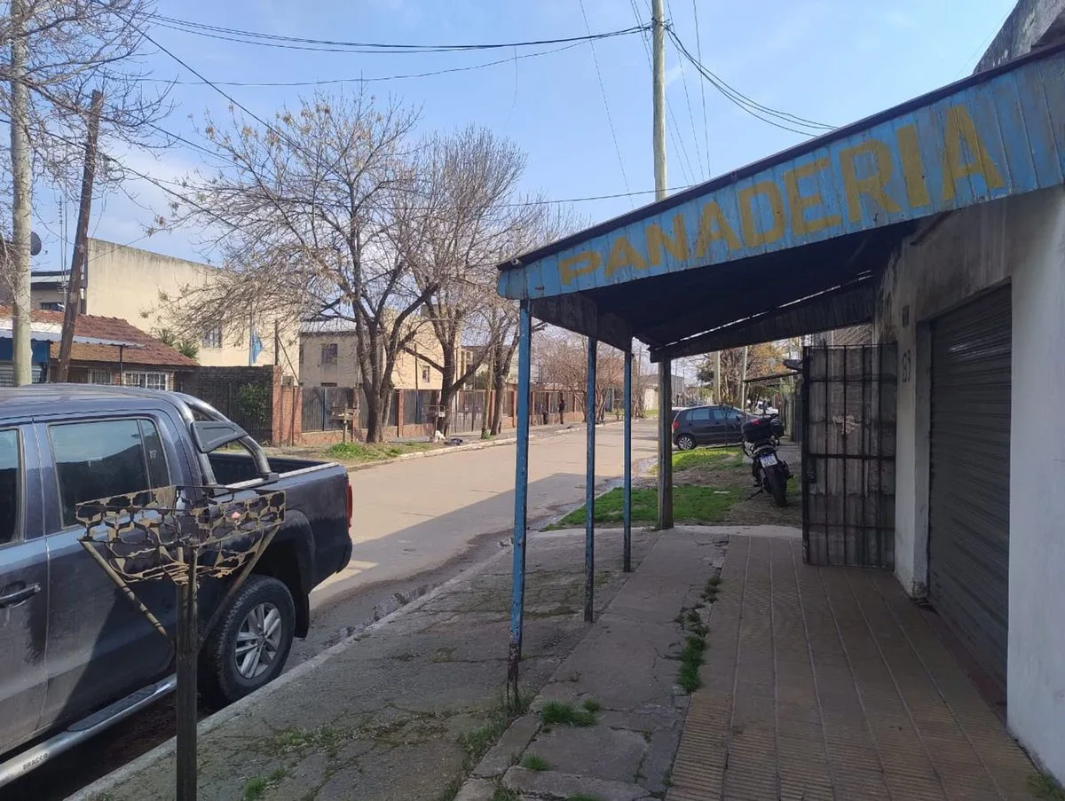 CASA EN VENTA  C0N  LOCAL EQUIPAD PANADERIA  MERL0 foto 3