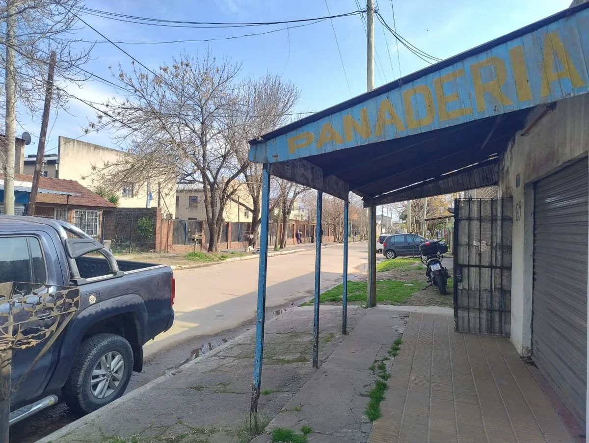 CASA EN VENTA  C0N  LOCAL EQUIPAD PANADERIA  MERL0 foto 5