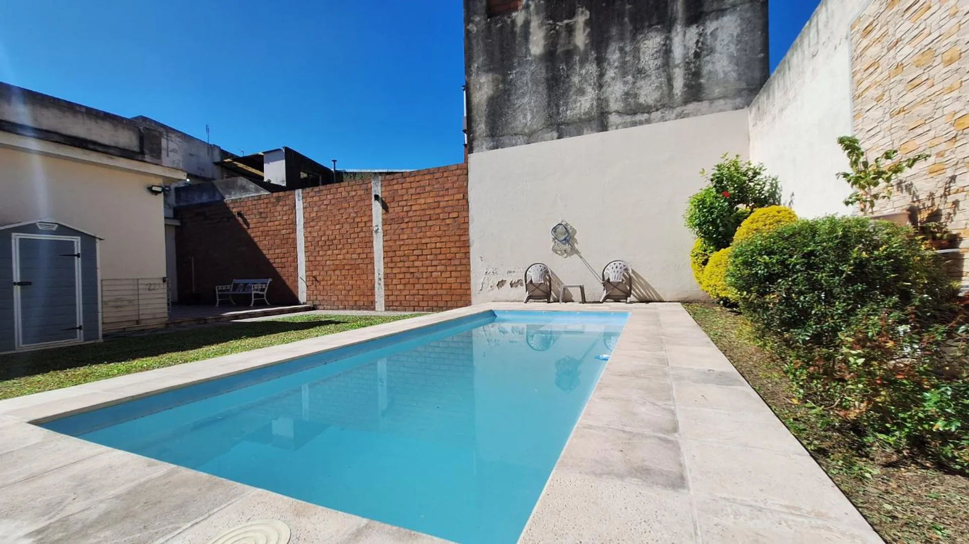 CASA EN VENTA CON PILETA Y LOCALES EN AV ROCA