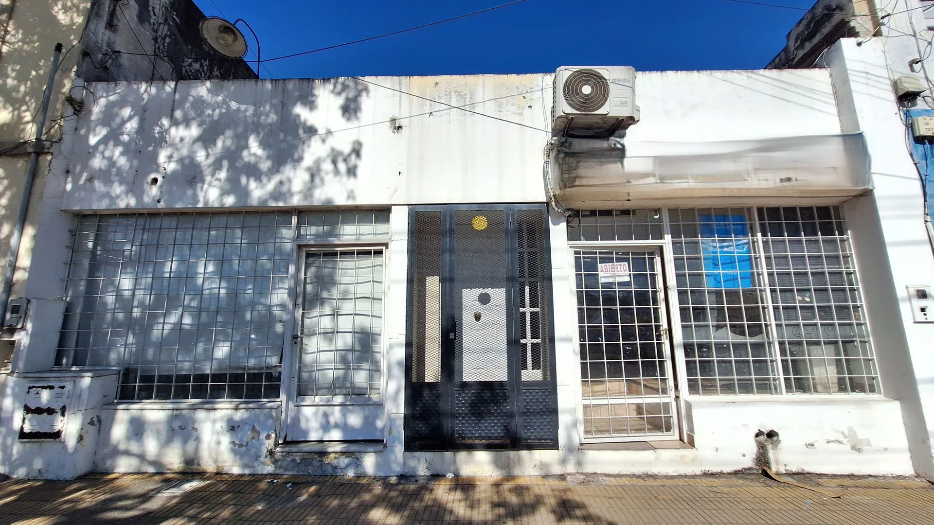 CASA EN VENTA CON PILETA Y LOCALES EN AV ROCA foto 2
